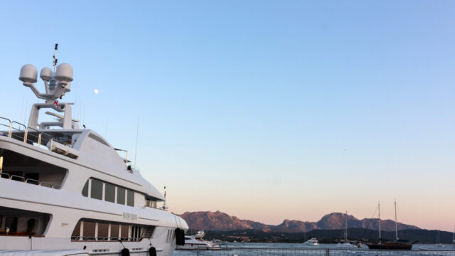 Immagine di superyacht in metallo