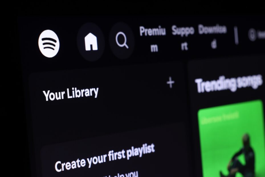 Screenshot dell'app Spotify con l'assistente conversazionale