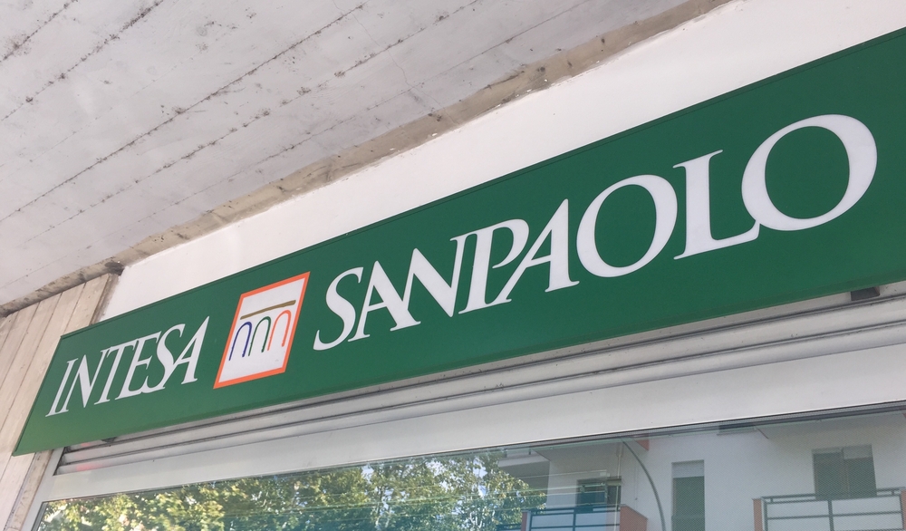 Logo di Intesa Sanpaolo con sfondo tecnologico