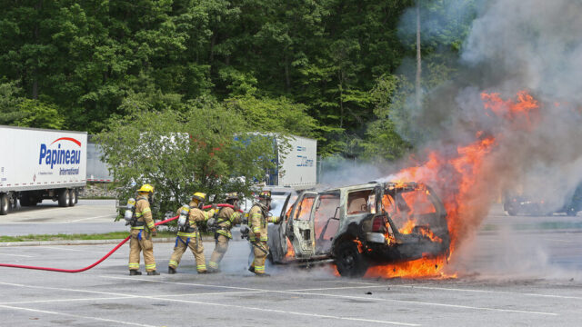 Uomo si dà fuoco in auto a Cinisello Balsamo