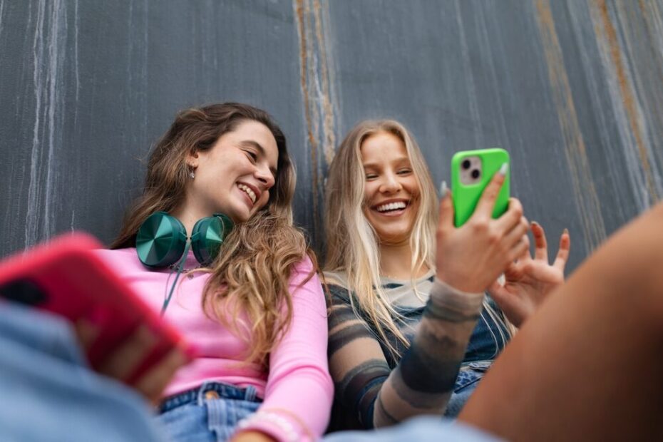 Generazione Z al lavoro con tecnologia