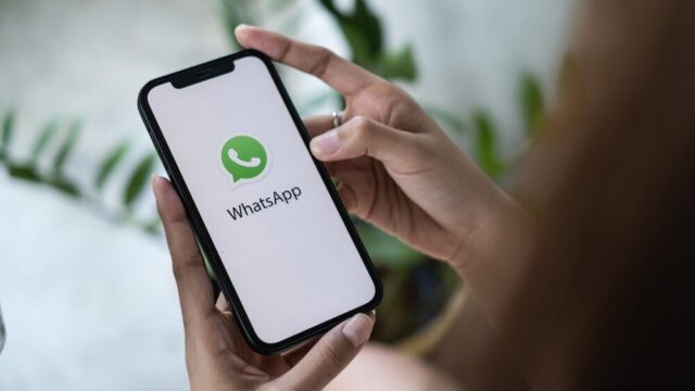 Screenshot della nuova interfaccia di WhatsApp su iOS con la scheda 'Tu'