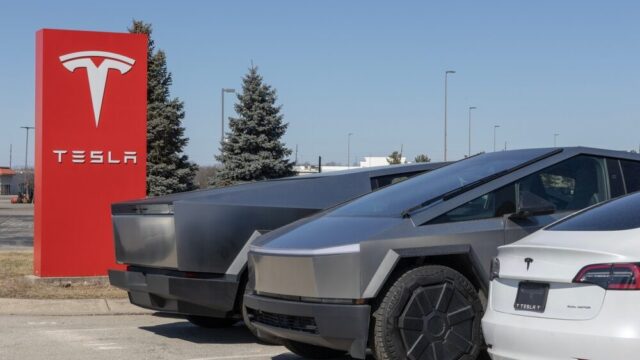Elon Musk e logo Tesla e SpaceX