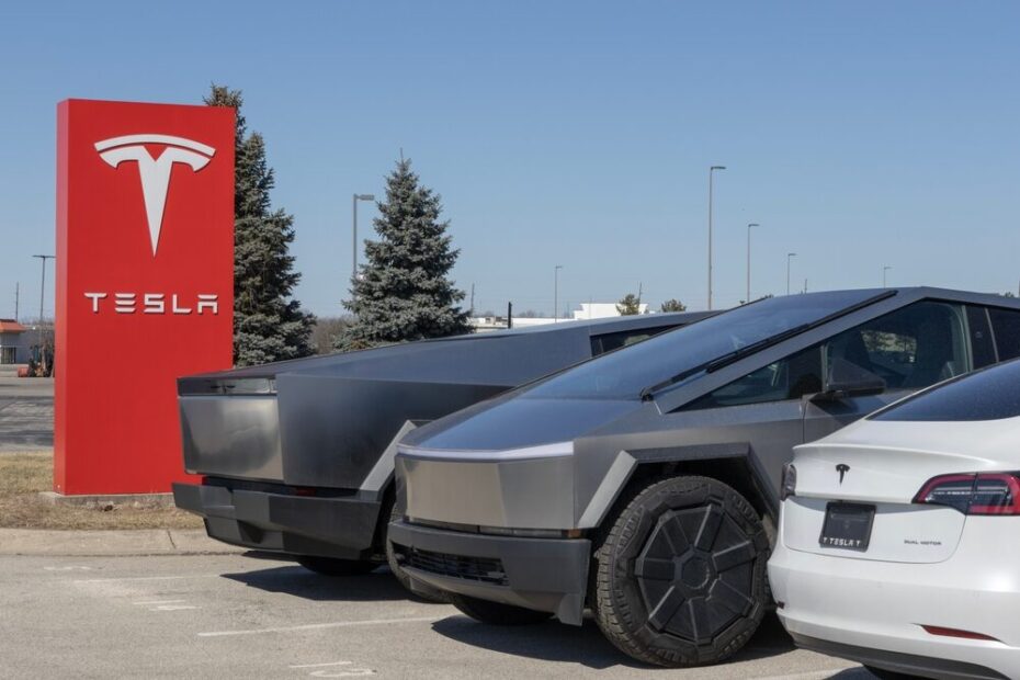 Elon Musk e logo Tesla e SpaceX